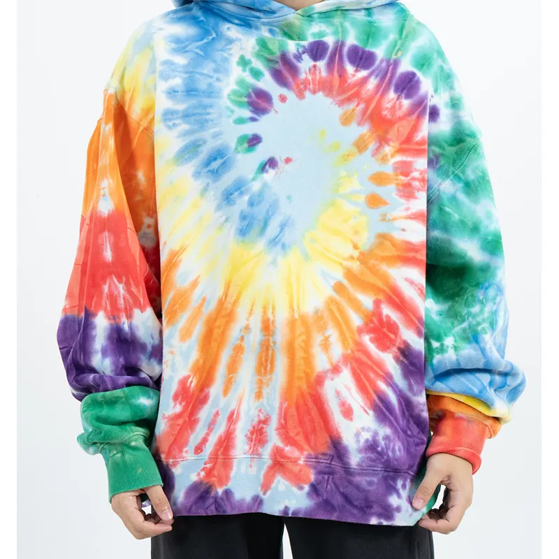 Объемный пуловер с капюшоном и эффектом разноцветной спирали тай-дай